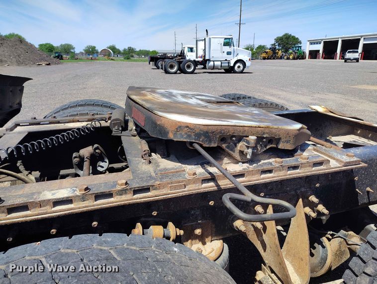 image for item ED0126 2002 International 9200i semi truck