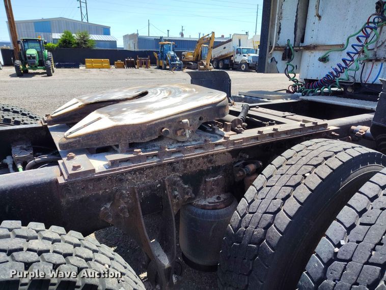 image for item ED0126 2002 International 9200i semi truck