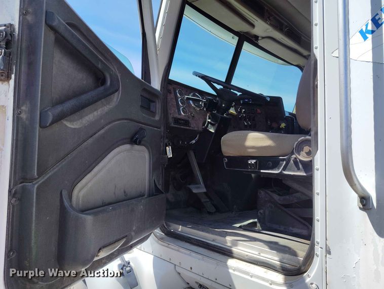 image for item ED0126 2002 International 9200i semi truck