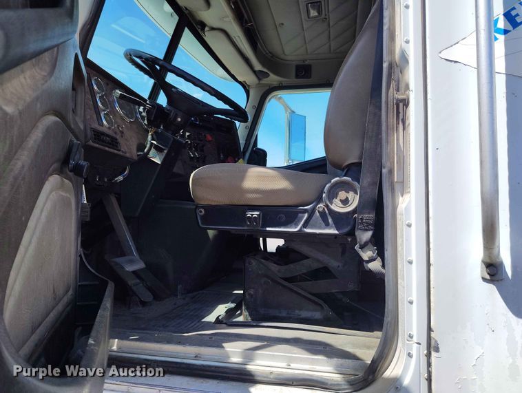image for item ED0126 2002 International 9200i semi truck