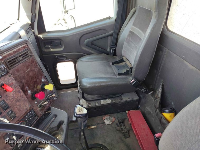 image for item ED0126 2002 International 9200i semi truck