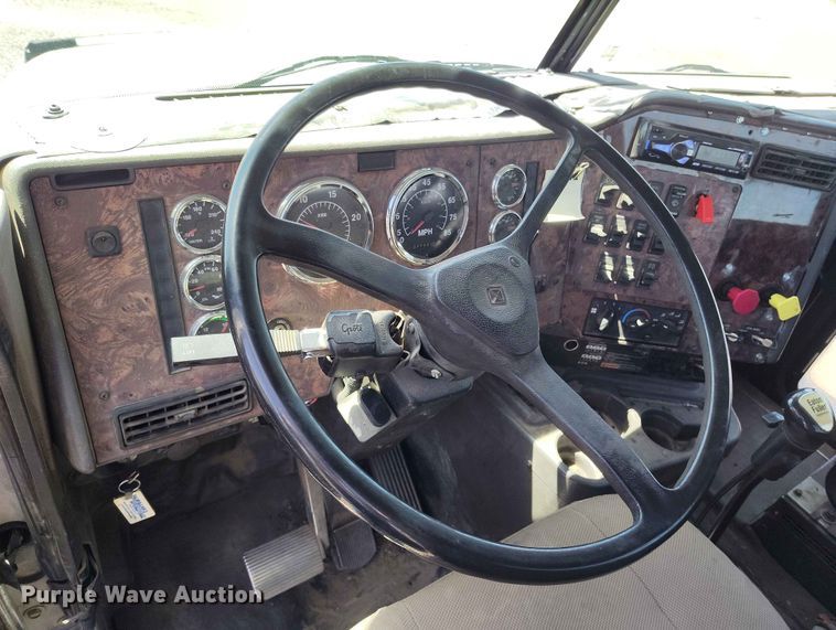 image for item ED0126 2002 International 9200i semi truck