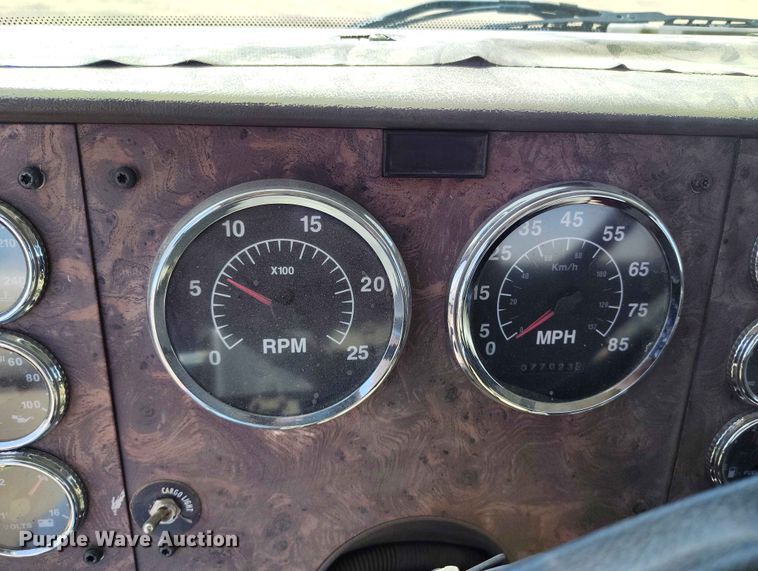 image for item ED0126 2002 International 9200i semi truck