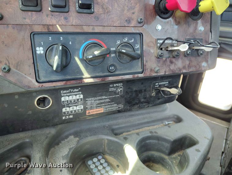 image for item ED0126 2002 International 9200i semi truck