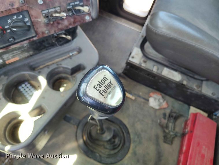 image for item ED0126 2002 International 9200i semi truck