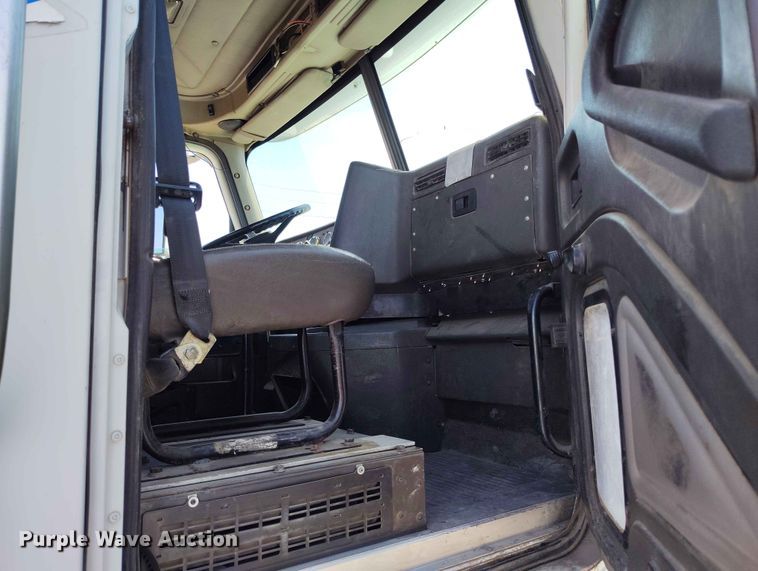 image for item ED0126 2002 International 9200i semi truck