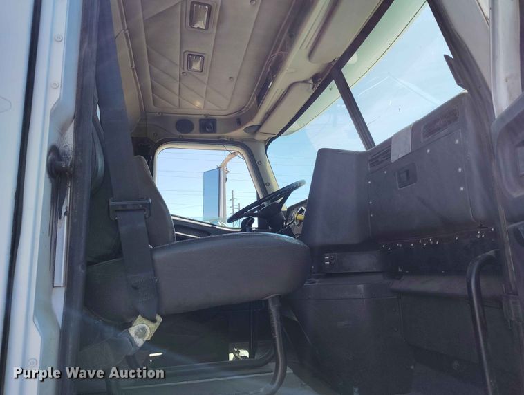 image for item ED0126 2002 International 9200i semi truck