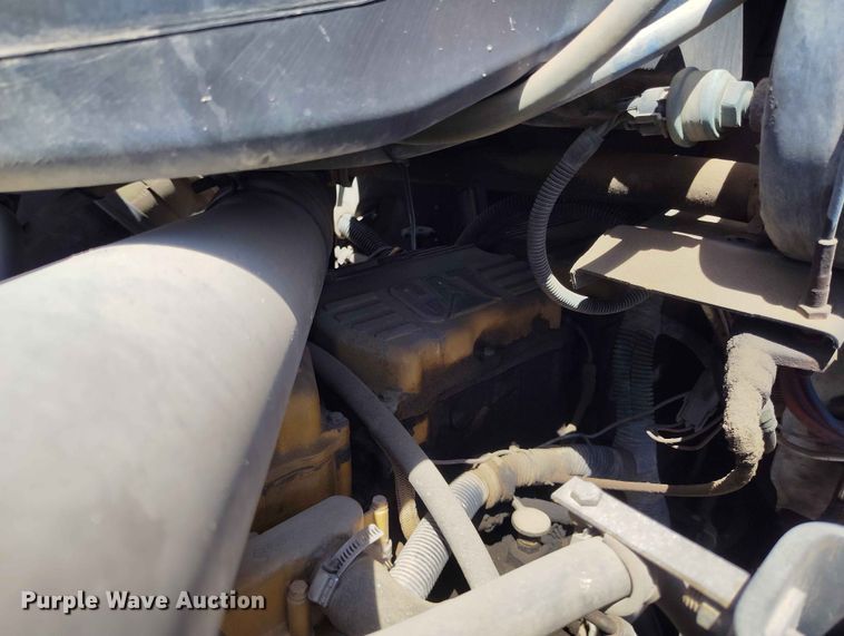 image for item ED0126 2002 International 9200i semi truck