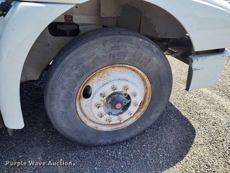 image for item ED0126 2002 International 9200i semi truck