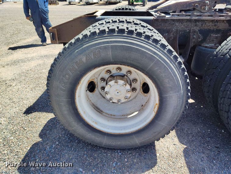 image for item ED0126 2002 International 9200i semi truck