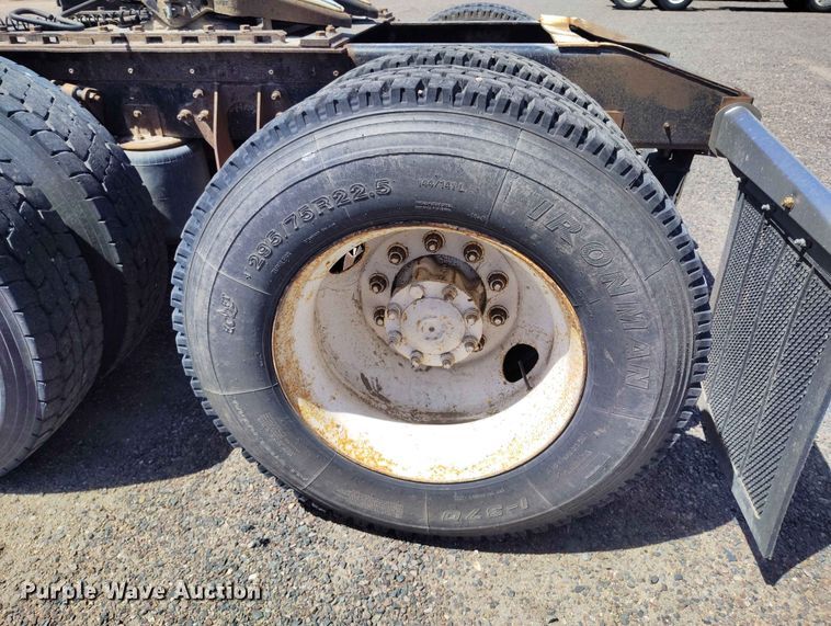 image for item ED0126 2002 International 9200i semi truck