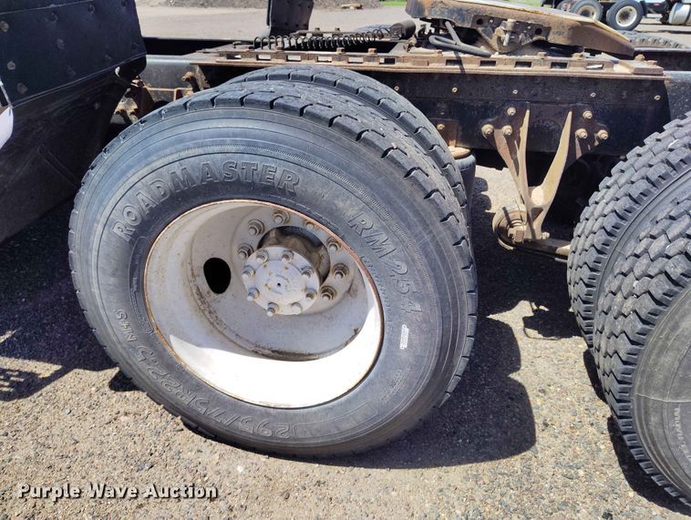image for item ED0126 2002 International 9200i semi truck