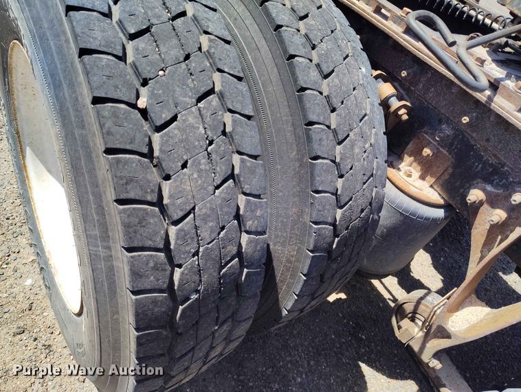 image for item ED0126 2002 International 9200i semi truck