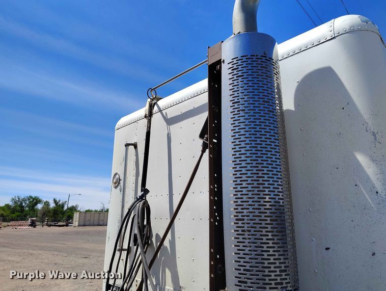 image for item ED0128 1996 Freightliner FLD semi truck