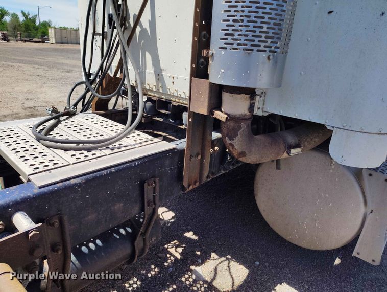 image for item ED0128 1996 Freightliner FLD semi truck