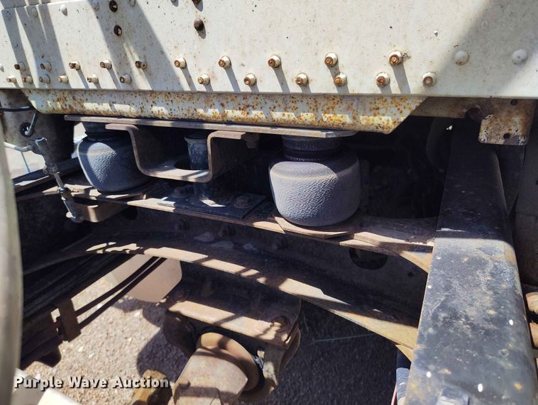 image for item ED0128 1996 Freightliner FLD semi truck
