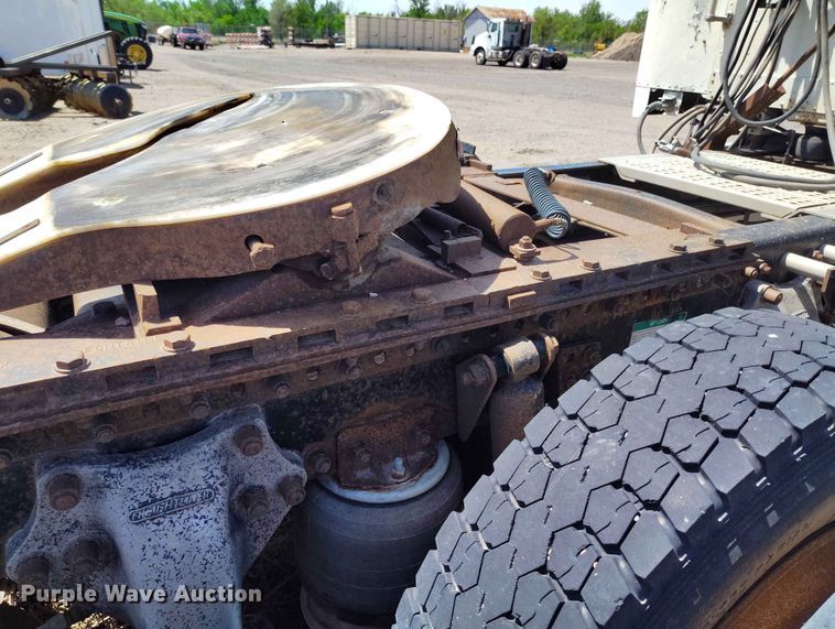 image for item ED0128 1996 Freightliner FLD semi truck