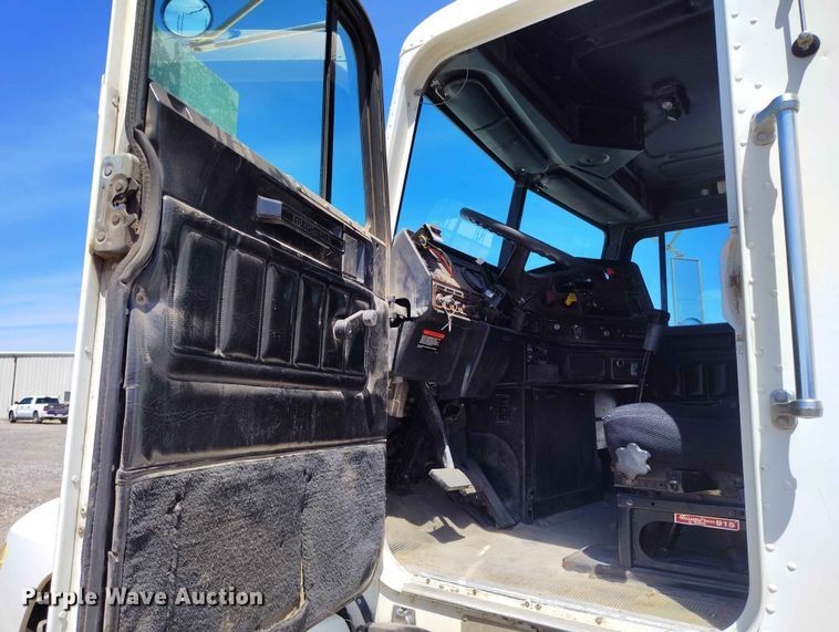 image for item ED0128 1996 Freightliner FLD semi truck