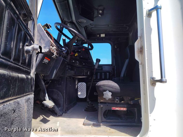 image for item ED0128 1996 Freightliner FLD semi truck