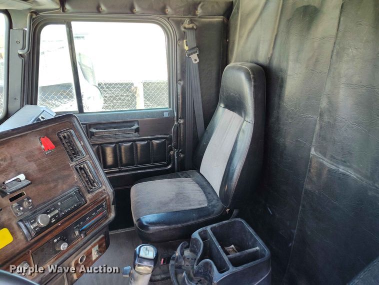 image for item ED0128 1996 Freightliner FLD semi truck