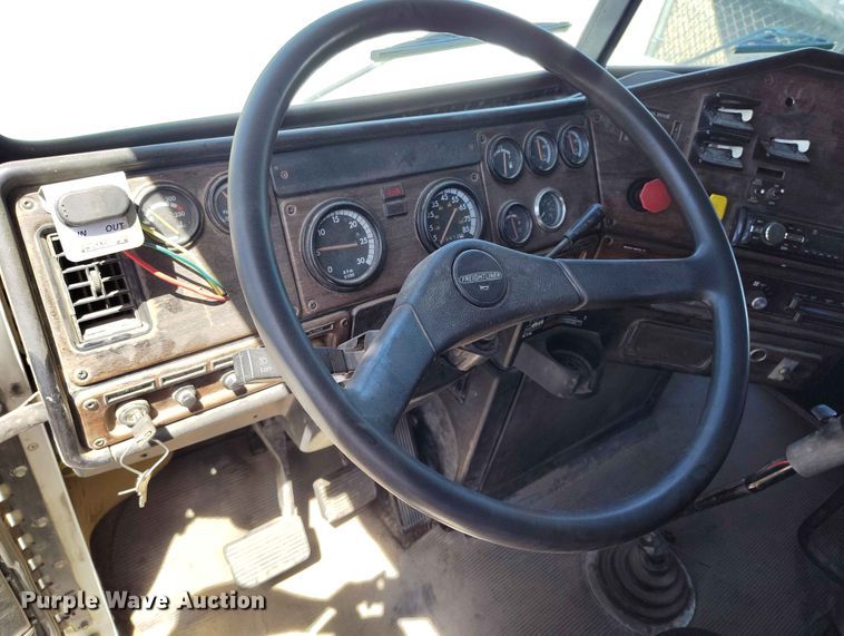 image for item ED0128 1996 Freightliner FLD semi truck