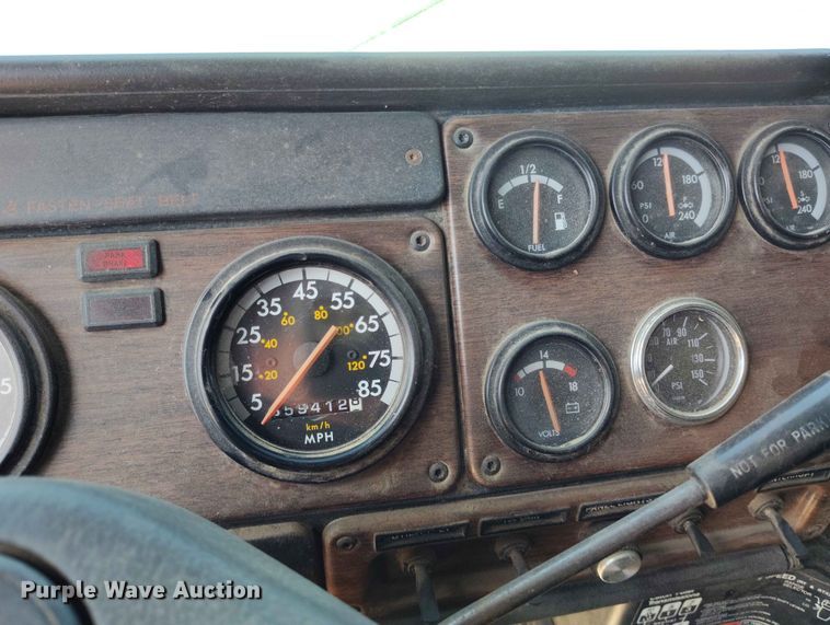image for item ED0128 1996 Freightliner FLD semi truck