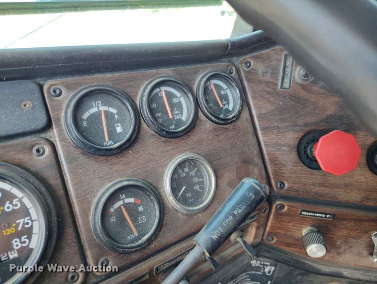 image for item ED0128 1996 Freightliner FLD semi truck