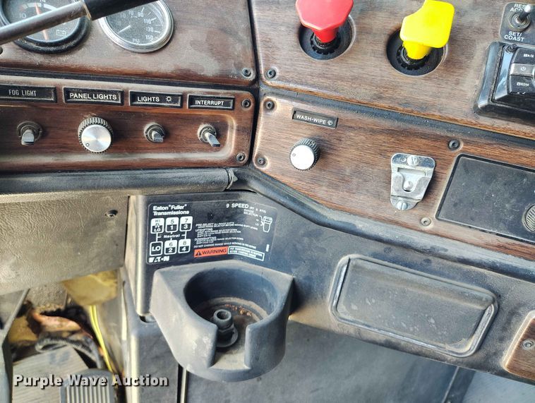 image for item ED0128 1996 Freightliner FLD semi truck