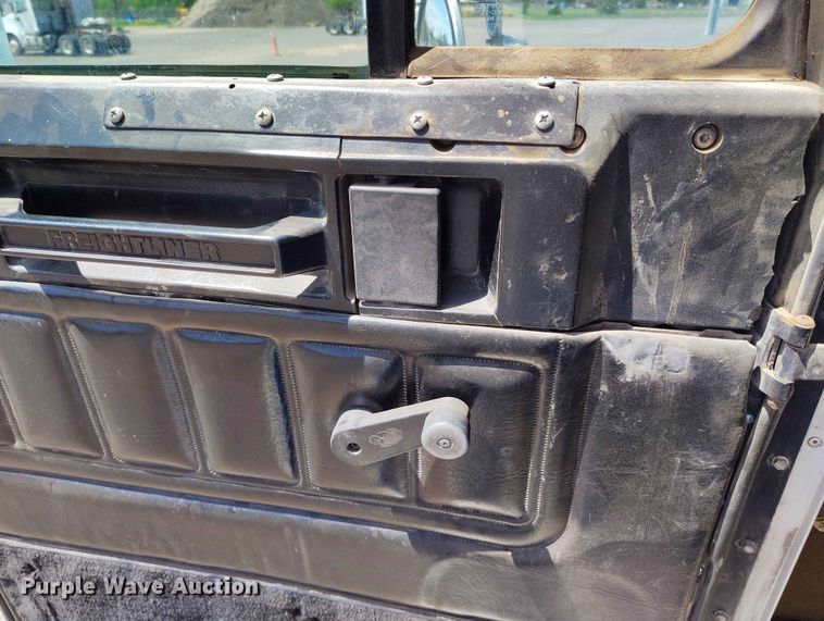 image for item ED0128 1996 Freightliner FLD semi truck