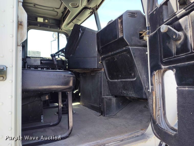 image for item ED0128 1996 Freightliner FLD semi truck