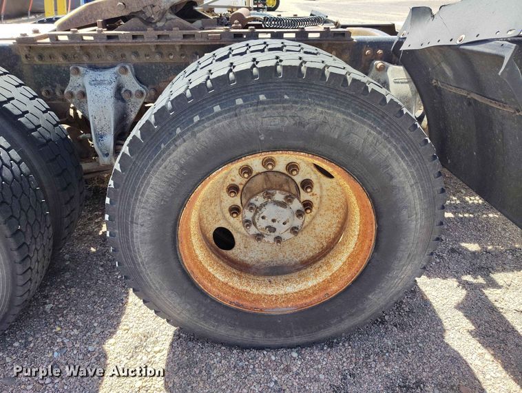 image for item ED0128 1996 Freightliner FLD semi truck