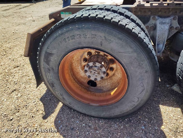 image for item ED0128 1996 Freightliner FLD semi truck