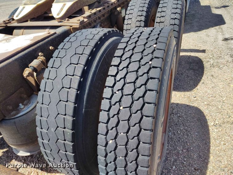 image for item ED0128 1996 Freightliner FLD semi truck