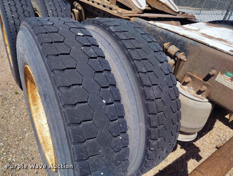 image for item ED0128 1996 Freightliner FLD semi truck
