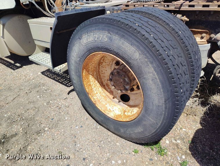 image for item ED0128 1996 Freightliner FLD semi truck