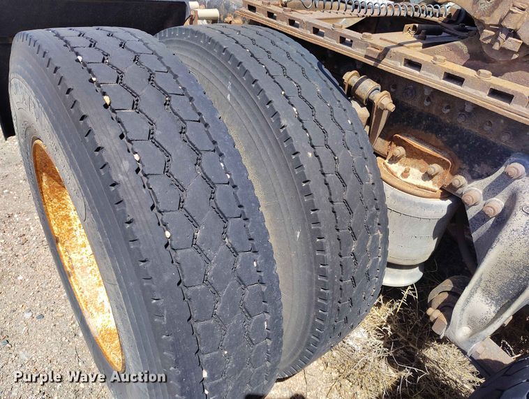image for item ED0128 1996 Freightliner FLD semi truck