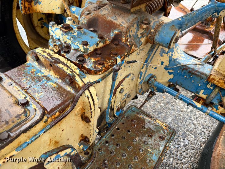image for item ED5217 1962 Ford 2000 tractor