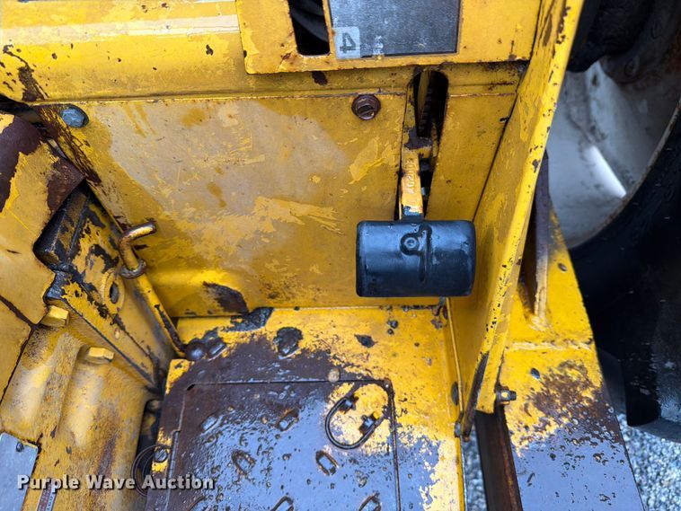 image for item ED5218 1975 International 2514D-B industrial tractor