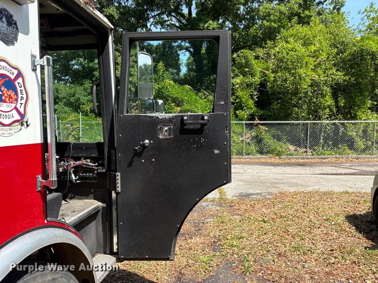 image for item EF1140 2002 HME fire truck