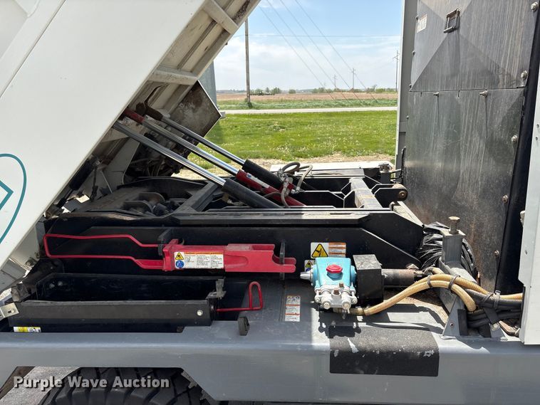 image for item EI5805 2007 Tennant Sentinel street sweeper truck