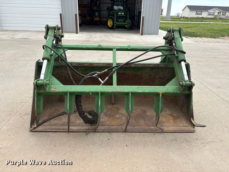 image for item EI5806 John Deere grapple bucket