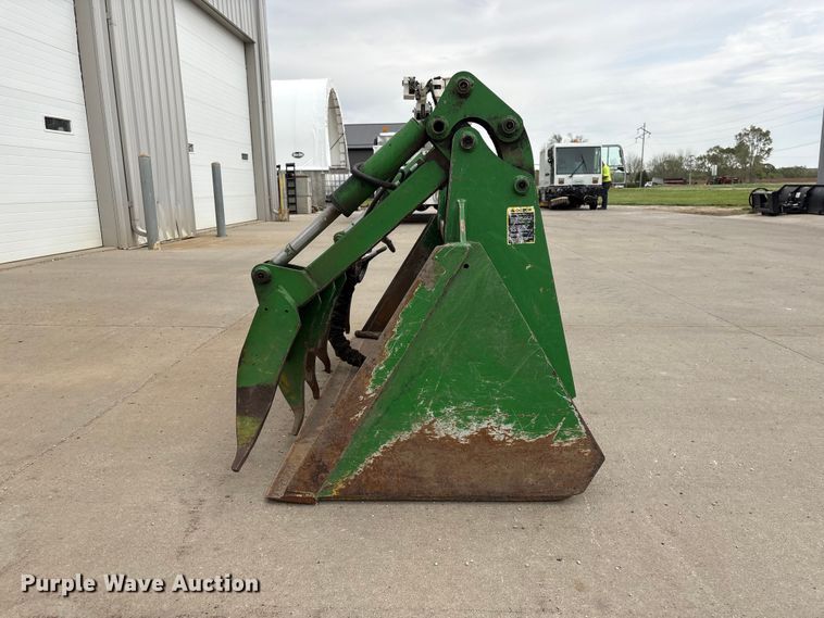 image for item EI5806 John Deere grapple bucket