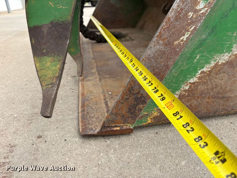image for item EI5806 John Deere grapple bucket