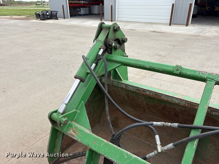 image for item EI5806 John Deere grapple bucket