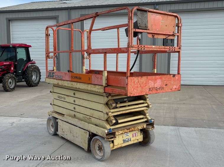 image for item EO4286 2000 JLG 3246E2 scissor lift
