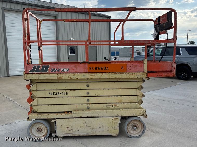 image for item EO4286 2000 JLG 3246E2 scissor lift