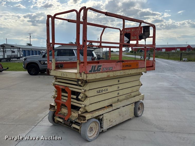 image for item EO4286 2000 JLG 3246E2 scissor lift