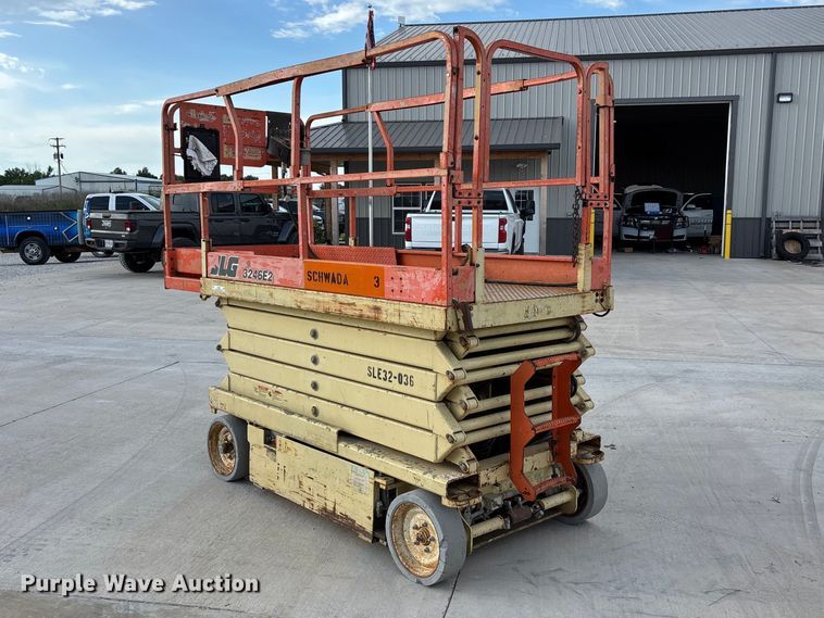 image for item EO4286 2000 JLG 3246E2 scissor lift