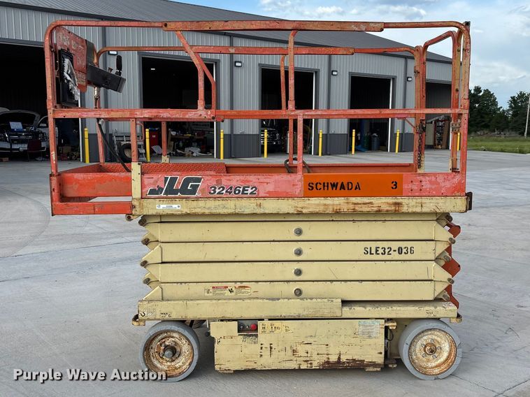 image for item EO4286 2000 JLG 3246E2 scissor lift