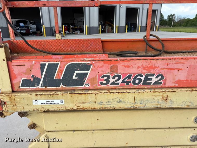 image for item EO4286 2000 JLG 3246E2 scissor lift